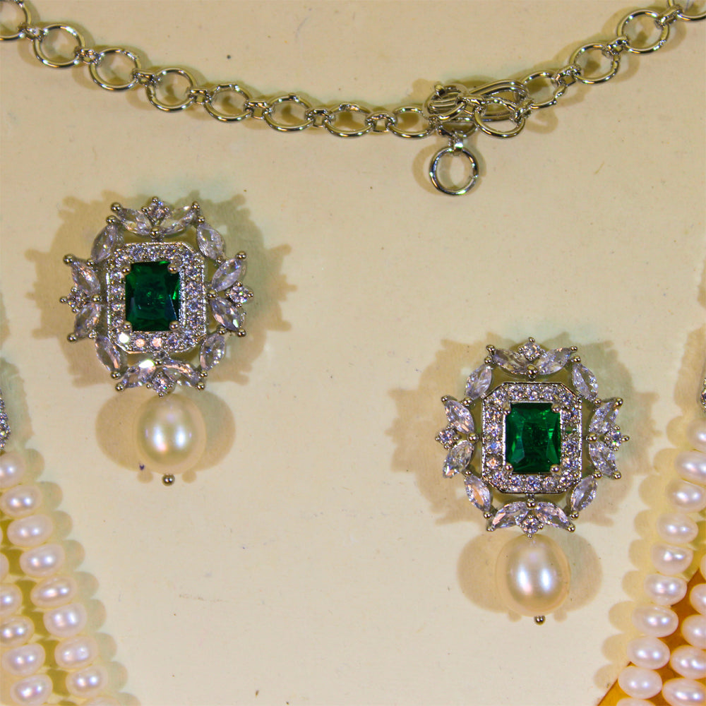 Elegant Green Stone & Pearl Necklace